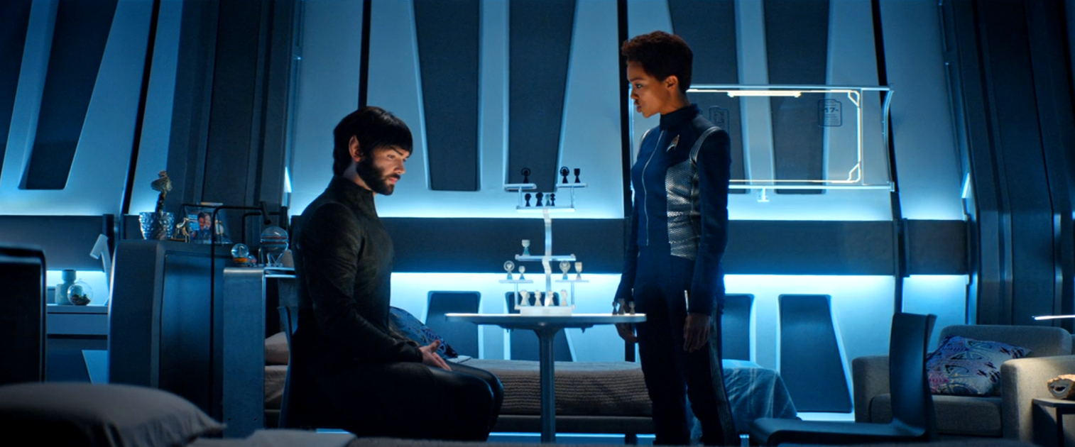 Spock (Ethan Peck) und Burnham (Sonequa Martin-Green) spelen 3D-Schach in "Project Daedalus" (Szenenfoto: CBS)