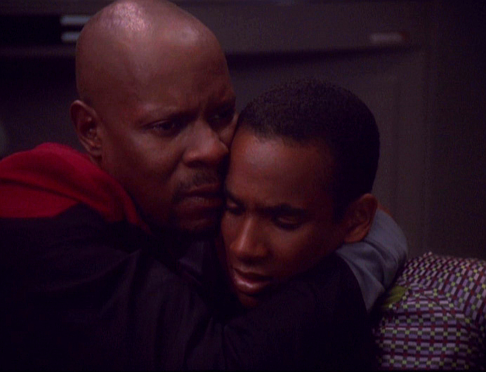 Alleinerziehender Vater: Captain Sisko (Avery Brooks, links) und sein Sohn Jake (Cirroc Lofton, rechts) in "The Visitor" (Szenenfoto: CBS).