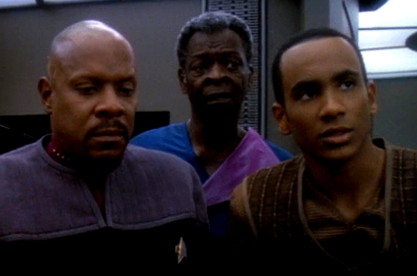 Drei Generationen vereint: Captain Benjamin Sisko (Avery Brooks, links), Joseph Sisko (Brock Peters, Mitte) und Jake Sisko (Cirroc Lofton, rechts) in "Far Beyond the Stars" (Szenenfoto: CBS).