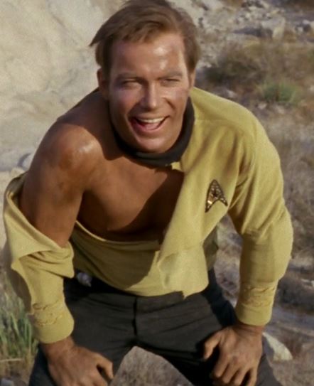 Kirk mit zerrissenem Shirt