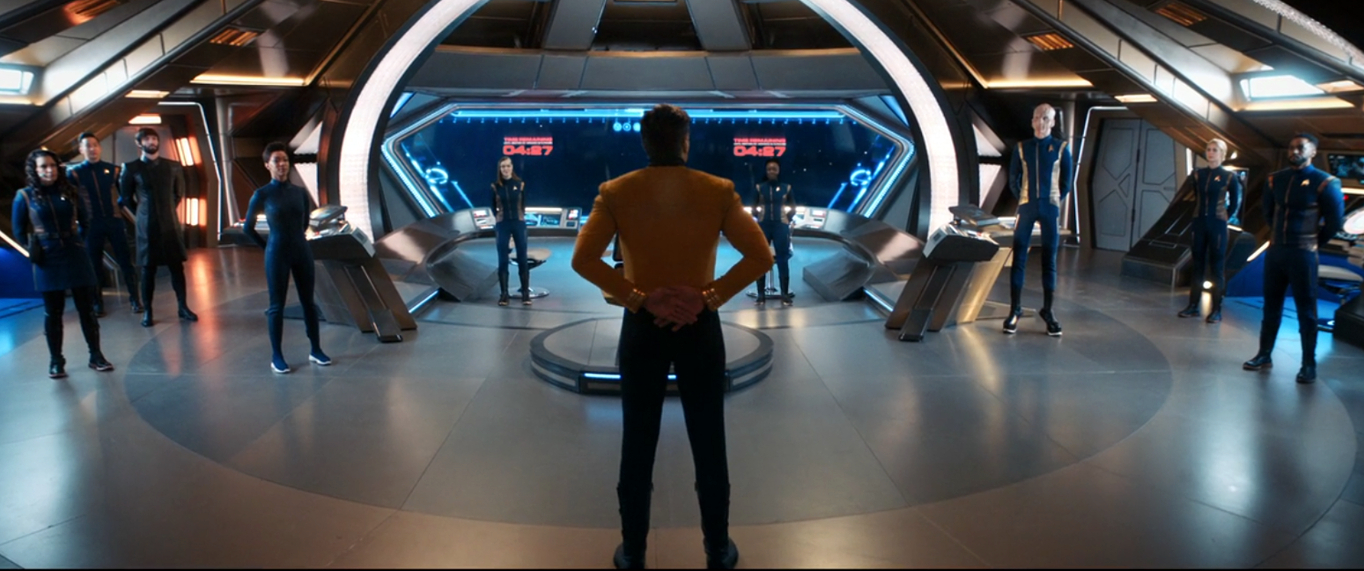 Ehre, wem Ehre gebührt! Captain Pike (Anson Mount) verabschiedet sich in "Such Sweet Sorrow" emotional von der Besatzung der Discovery (Szenenfoto: CBS).