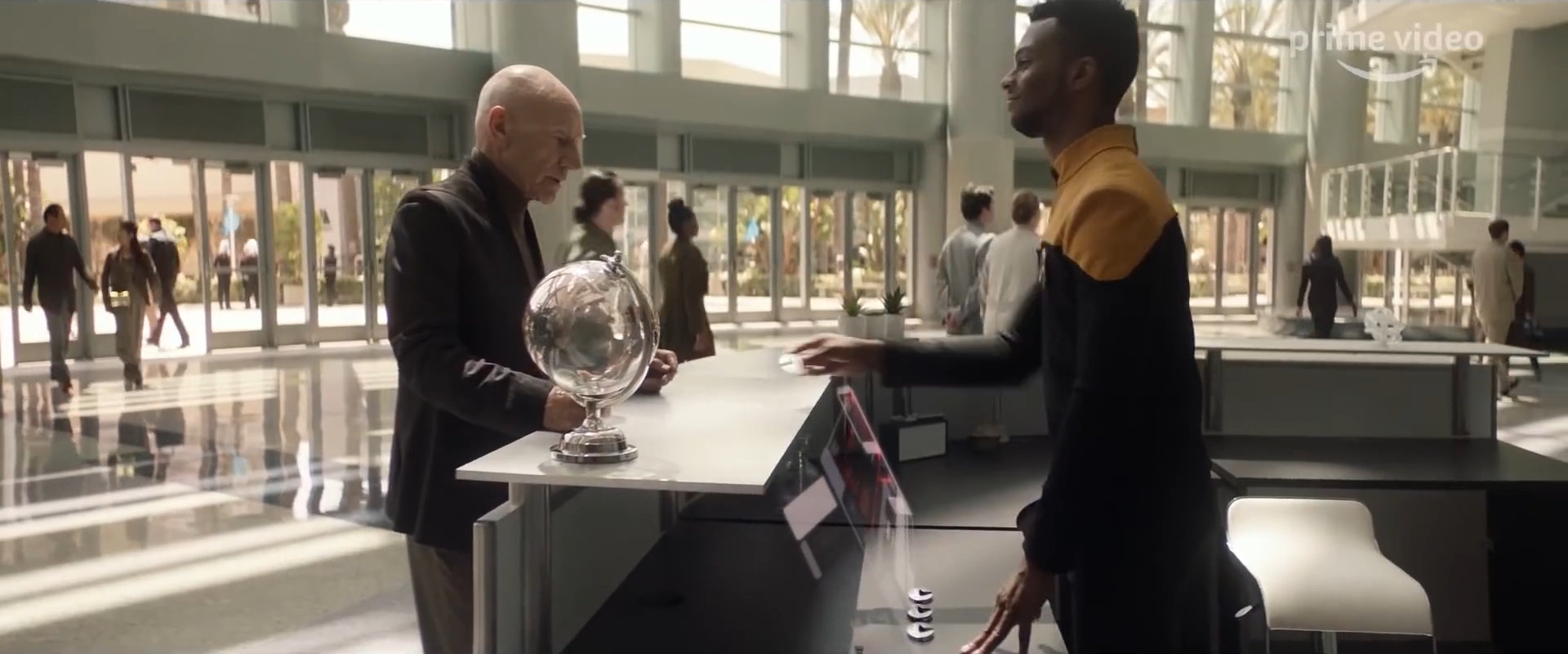 Picard bekommt seinen Besucherausweis (Szenenbild: CBS)