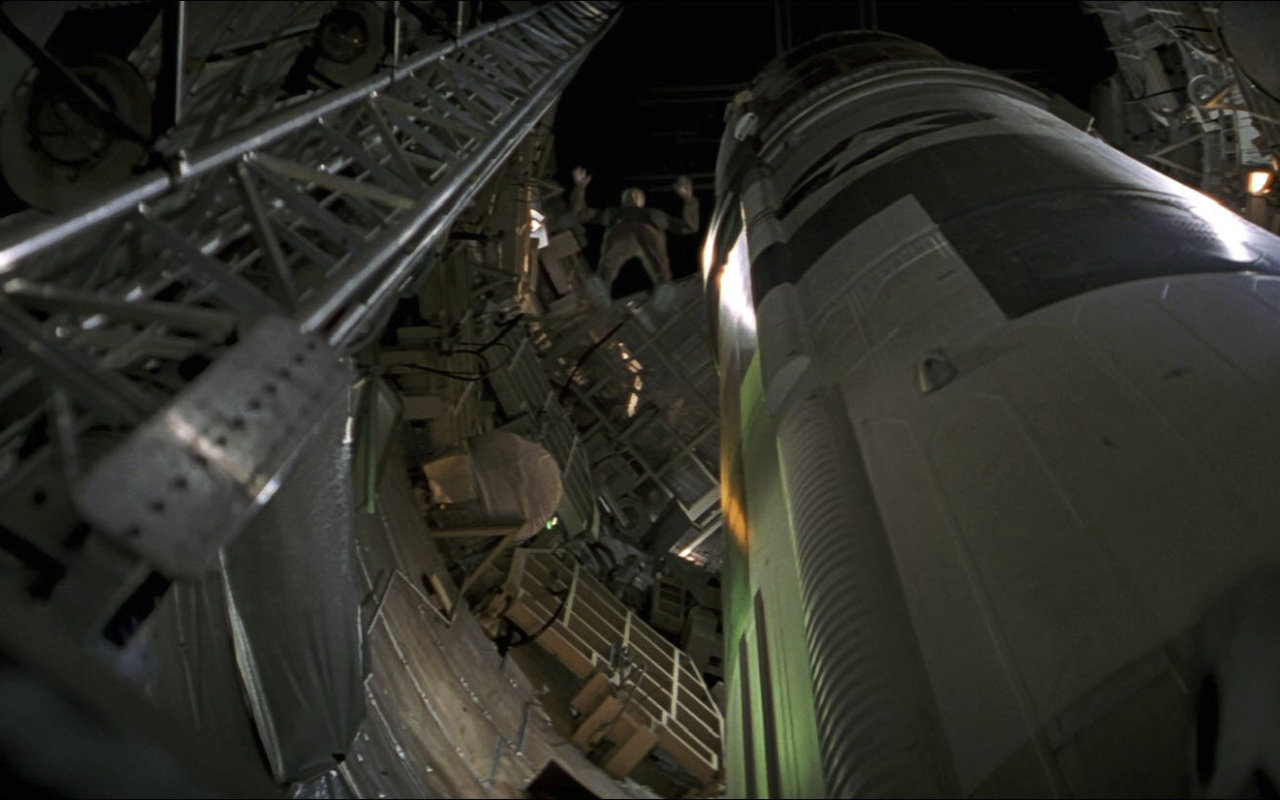 Data springt das Raketensilo hinunter in "First Contact" (Bild: Paramount Pictures)