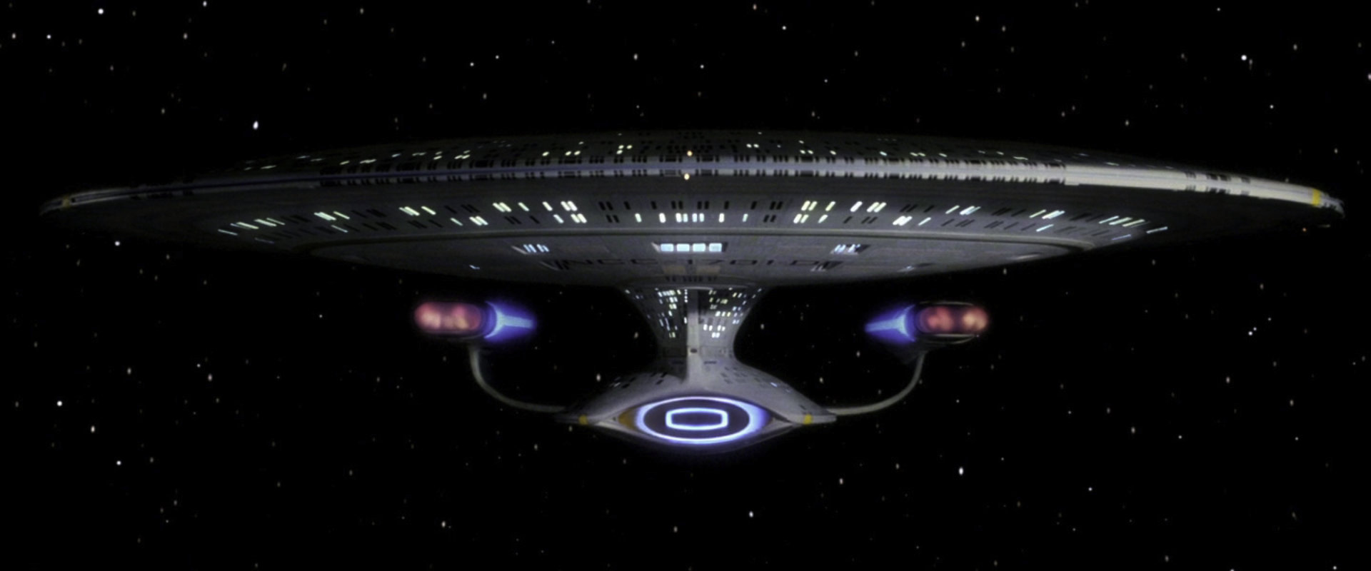Die Enterprise-D in "Encounter at Farpoint" (Bild: CBS)