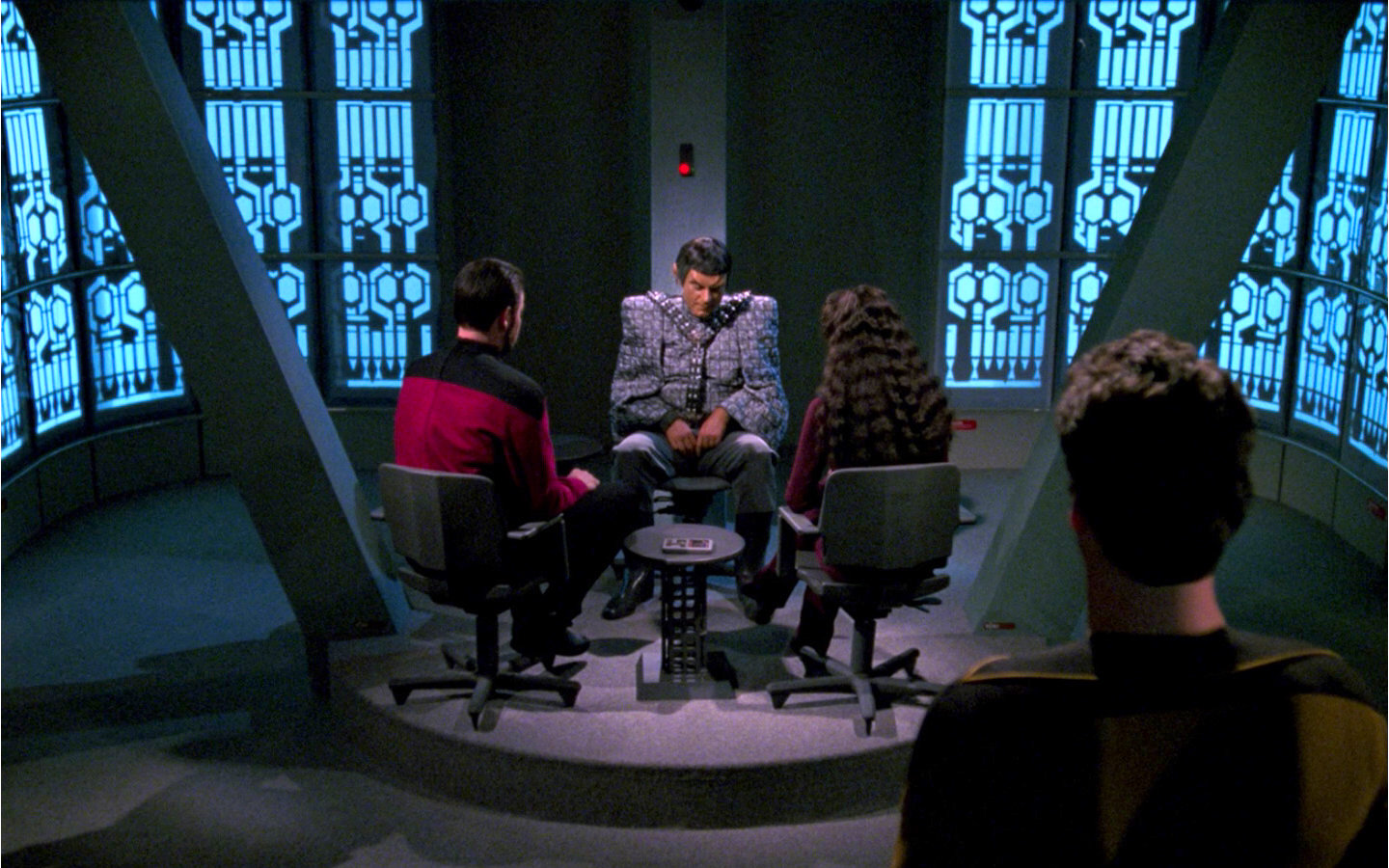 Jerok wird von Riker und Troi verhört ("The Defector", Szenenbild: CBS)