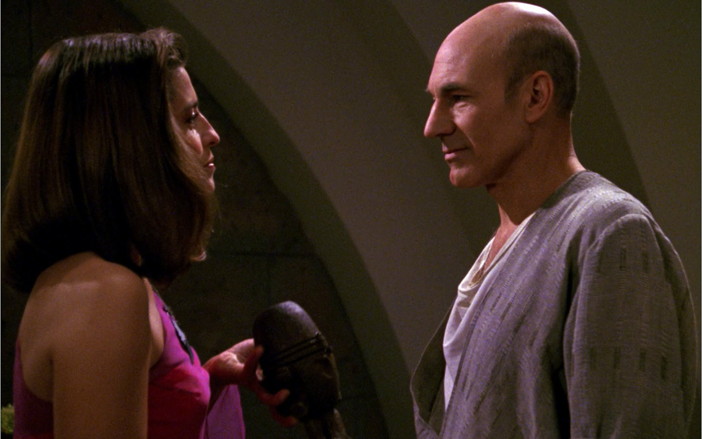 Vash und Picard in "Captain's Holiday" (Szenenbild: CBS)