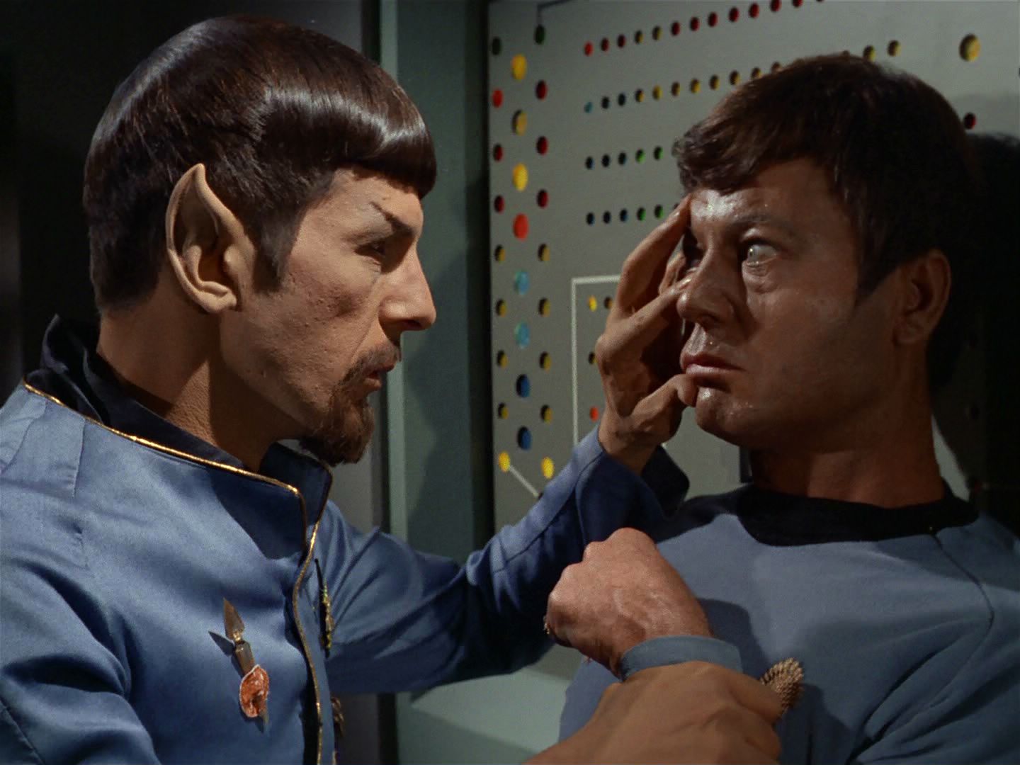 Spock und McCoy in "Mirror, Mirror" (Bild: ViacomCBS)