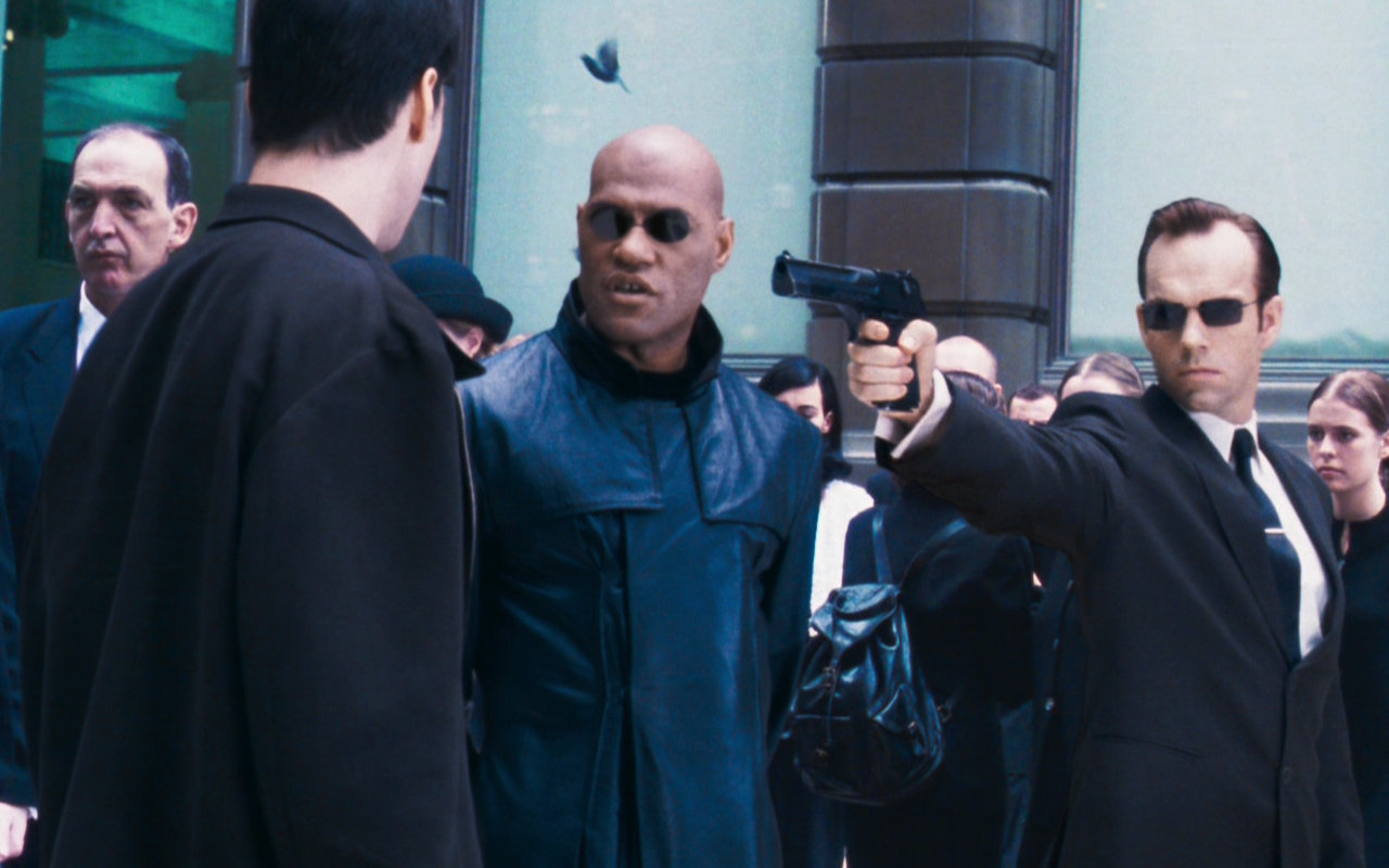 Morpheus erklärt Neo, warum er die unschuldigen "Blue Pills" in der Matrix als potentielle Feinde behandeln und im Zweifel töten muss - wer nicht abgekoppelt ist, ist noch Teil des Systems.